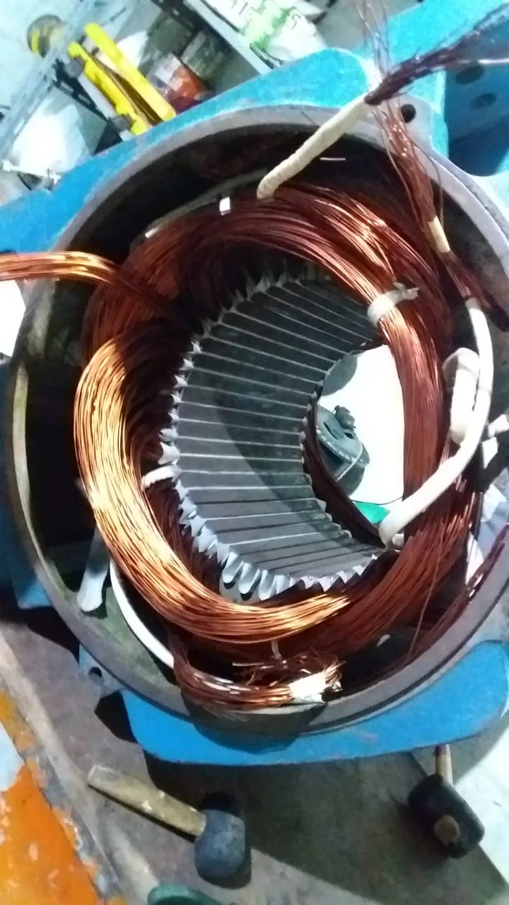 Bobinas y conexiones de cobre instaladas dentro de un estator durante la reparación