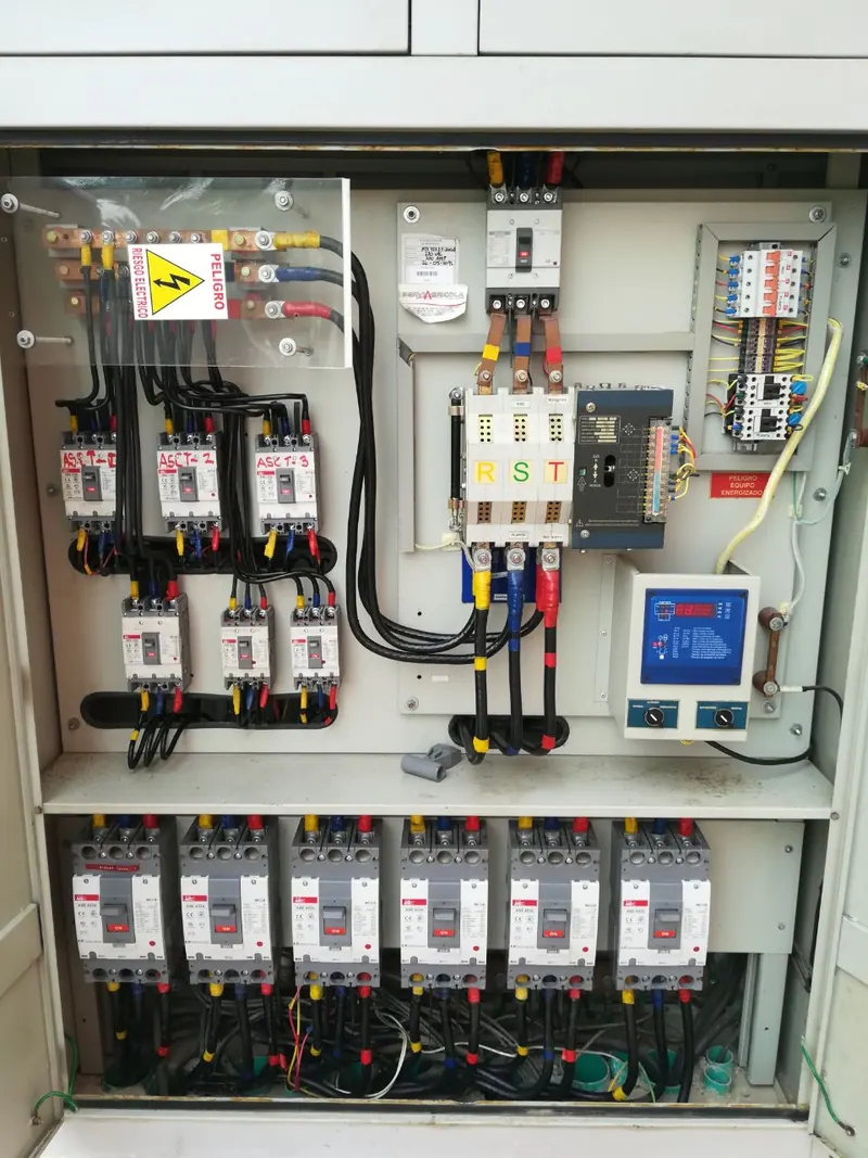 Tablero eléctrico con protecciones y dispositivos de control