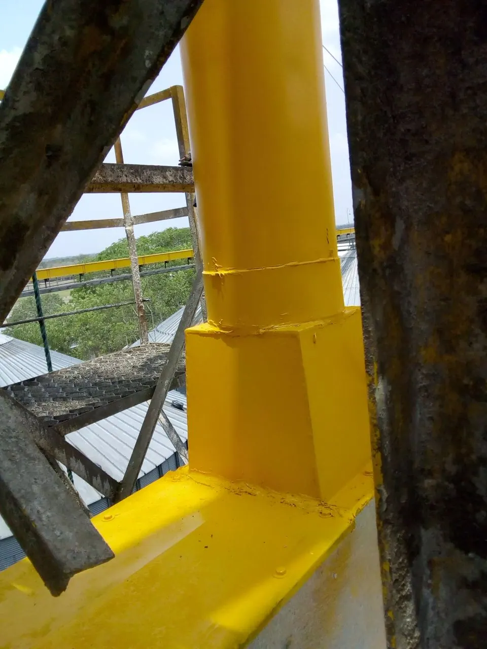 Estructura metálica dentro de una instalación industrial