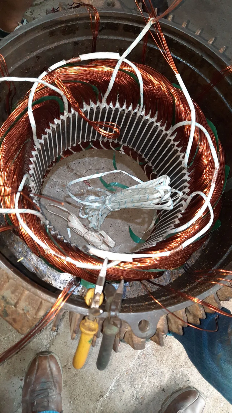 Devanados, conexiones y componentes internos de un motor durante el proceso de rebobinado