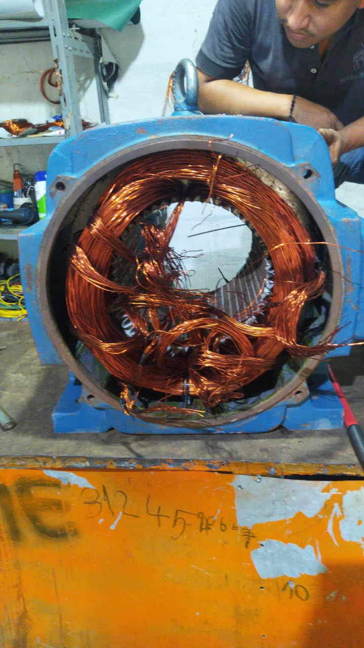 Estator desmontado de motor eléctrico con devanados de cobre retirados durante el desarme