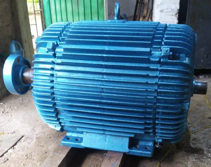 Motor eléctrico azul dispuesto en taller para revisión y mantenimiento